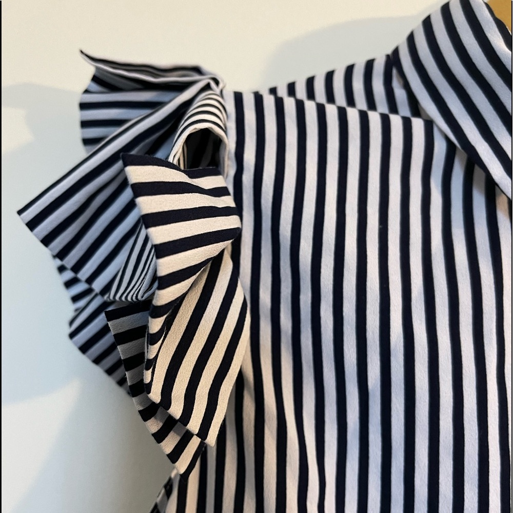 Cute blouse by T Tahari size S